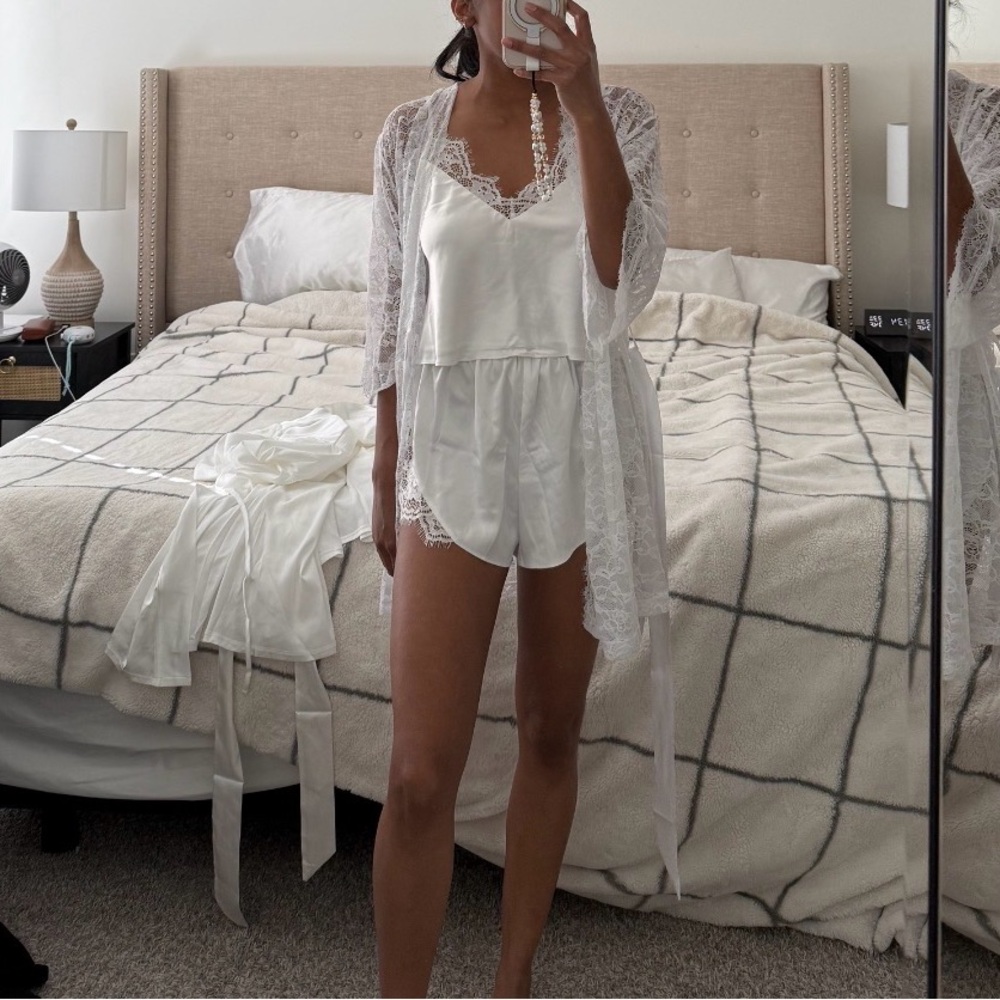 Baci White Lace Robe OS